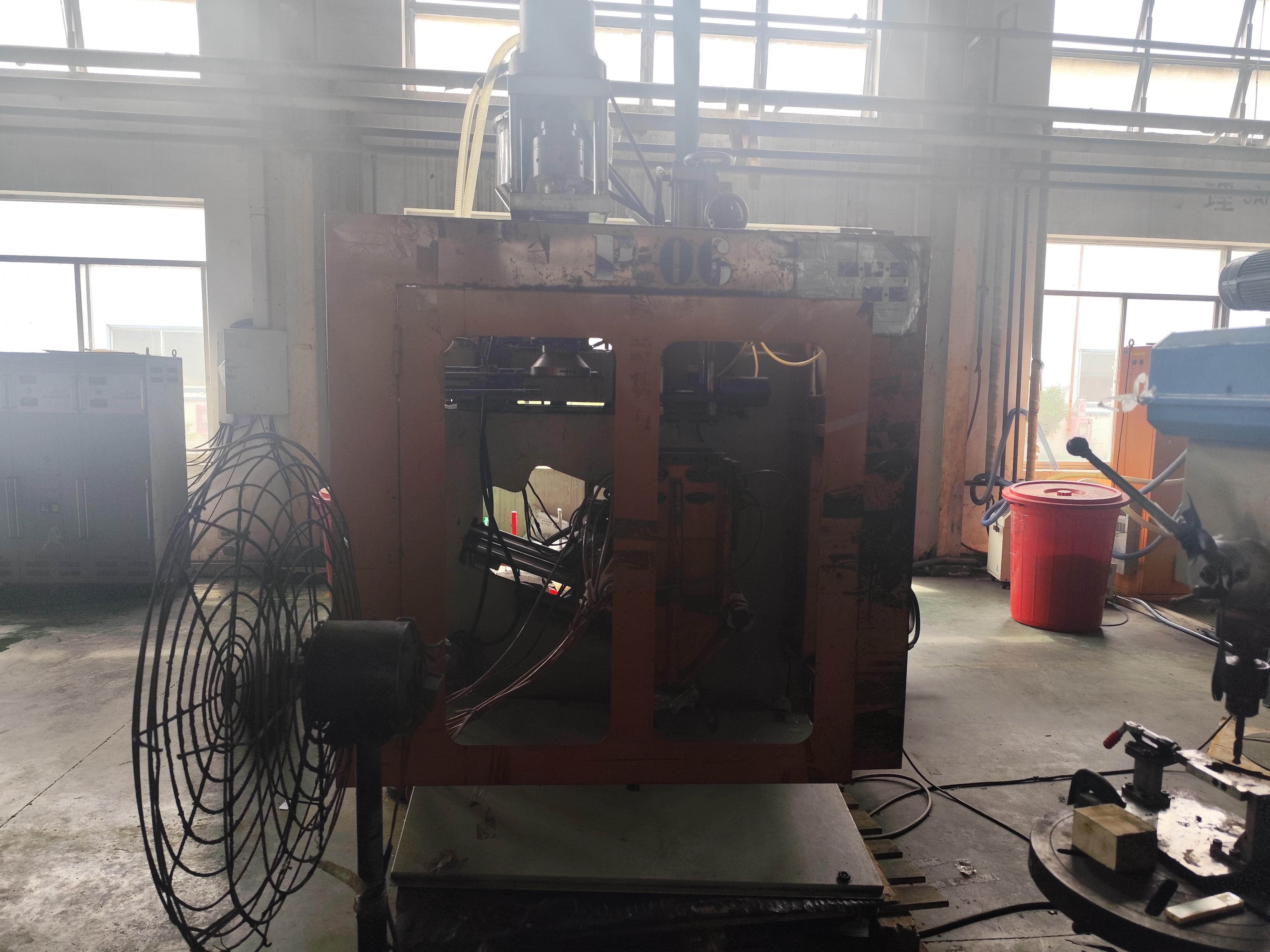 Automatic blow molding machine 2